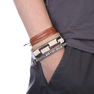 Gros plan sur l'ensemble de bracelets multicouches pour homme style marin et ancre