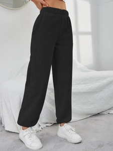 Dettaglio della vita alta con coulisse dei pantaloni sportivi larghi neri casual