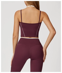 Detailansicht des weinroten Yoga-Sets mit Kontrastnähten am Rücken und V-Linien-Leggings