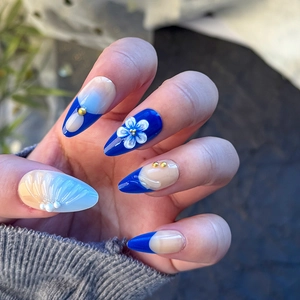 Unghie finte 3D tema oceano con sfumature blu perle e dettagli floreali scolpiti