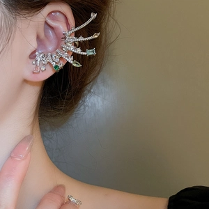 Vue détaillée du ear cuff style elfe avec zircons verts et couleur champagne brillants
