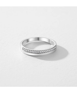 Detail eines S925 Sterling Silber Doppelrings mit funkelndem Zirkonia-Mikropavé-Besatz