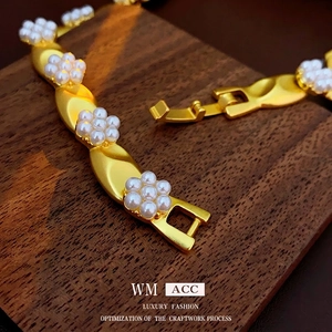 Vintage gold-plated bracelet with pearl flower clusters and elegant curved chain links