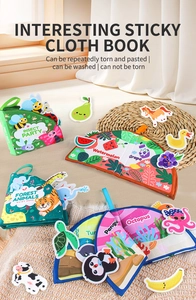 Detalle de libro sensorial de tela con velcro y animales para la educación temprana