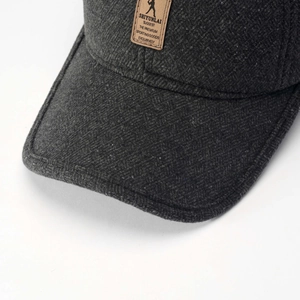 Detail der dunkelgrauen Winter-Baseballkappe mit Lederpatch und warmem strukturiertem Stoff