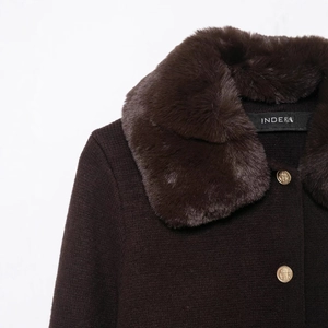 Cappotto in maglia marrone scuro da donna con collo in ecopelliccia e bottoni dorati