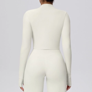 Rückansicht des cremefarbenen Sportsets mit langärmeligem bauchfreiem Oberteil und Leggings