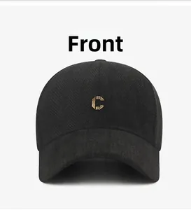 Vue détaillée d'une casquette noire avec texture chevrons et logo C en métal doré