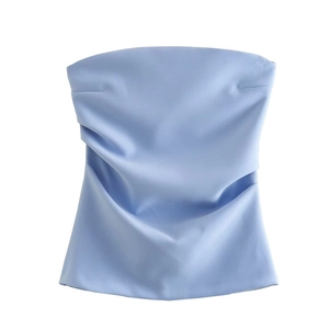 Top bandeau bleu clair ajusté avec texture froncée en tissu satiné élégant