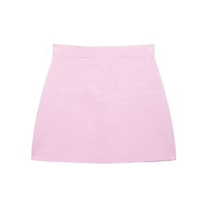 Vue à plat détaillée d'une mini-jupe en tricot rose avec texture côtelée horizontale