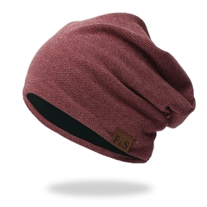 Berretto unisex in maglia bordeaux con fodera in pile nero e toppa F&S in pelle