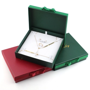 Elegant bow jewelry gift box set in red and green for necklaces and rings