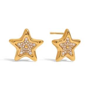 Élégantes boucles d'oreilles étoiles de mer dorées avec cristaux sur fond blanc pur