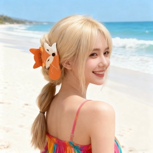 Pince à cheveux mignonne en forme de renard portée par un mannequin à la plage