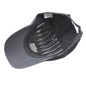 Interno dettagliato del cappello in cotone con etichetta di lavaggio e cuciture