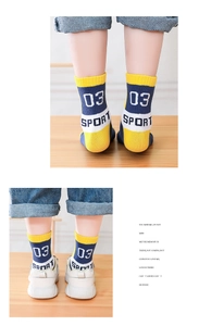 Details von blau-gelben Baumwoll-Sportsocken mit 03-Druck und weißen Sneakern