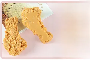 Modello realistico di coscia di pollo fritto in PVC con texture dorata per fotografia