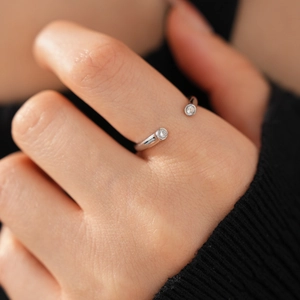 Détail d'une bague ouverte plaquée or 18 carats avec deux étoiles en zircon brillant