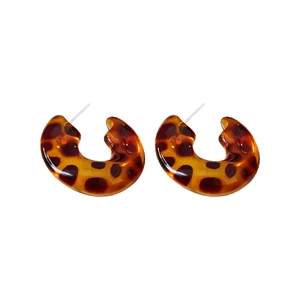 Elegant tortoiseshell resin C-shaped hoop earrings with leopard print for women