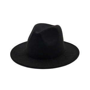 Vista superior del sombrero fedora de fieltro negro con detalle de copa y ala ancha