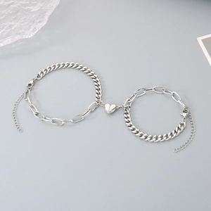 Detail von Paar-Magnetarmbändern mit silbernen kubanischen und ovalen Gliederketten