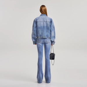 Vue arrière de l'ensemble veste en jean bleu clair et pantalon évasé pour femmes