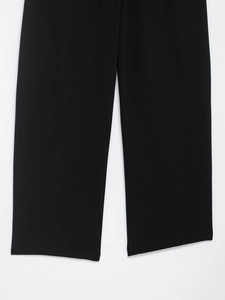 Detailansicht der schwarzen High-Waist-Hose mit Fokus auf Saumnaht und Stofftextur