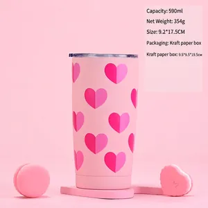 Vue détaillée du gobelet en acier inoxydable rose avec motifs de cœurs et couvercle scellé