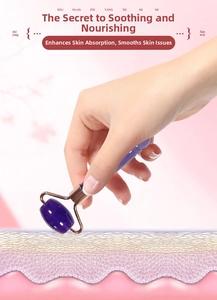 Makroaufnahme von lila Amethyst-Gesichtsroller mit roségoldenem Metallrahmen zur Massage