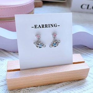 Boucles d'oreilles ours et étoile avec zircon et plaqué or sur support en bois blanc