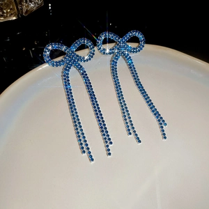Boucles d'oreilles nœud en strass bleu foncé avec longues franges et design élégant