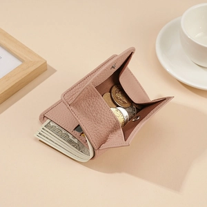 Portefeuille femme en cuir rose à texture grainée avec compartiment monnaie à pression