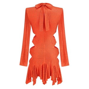 Détail de la robe courte orange à strass avec découpes à la taille et nœud au dos