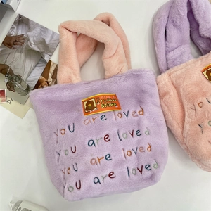 Détail du sac cabas en peluche avec texte brodé you are loved et écusson ours sur tissu doux