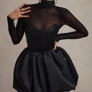 Robe courte noire élégante avec haut en tulle transparent et jupe bouffante en satin