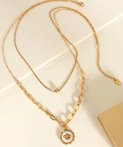 Detail einer doppelreihigen Goldkette mit Bienenanhänger und K18-Prägung am Anhänger