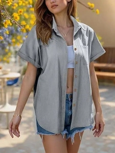 Chemise grise à manches courtes pour femme avec col à revers et poche de poitrine