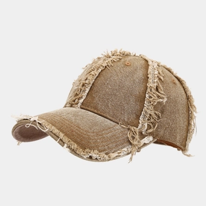 Détails de bordures effilochées et texture d'une casquette de baseball vintage kaki