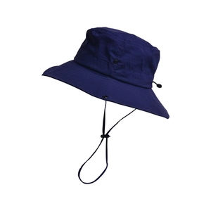 Dettaglio cappello da sole blu navy ad asciugatura rapida con cordoncino e bottoni laterali