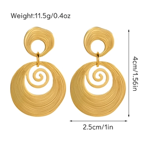 Détail des boucles d'oreilles plaquées or 18 carats avec cercles spirales et texture brossée