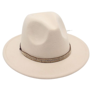 Détail d'un chapeau Fedora en laine beige avec garniture de perles dorées et argentées
