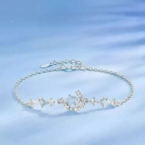 Dettaglio macro del bracciale Notte Stellata in argento S925 con stella luminosa