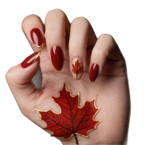 Faux ongles ovales bordeaux avec motif de feuilles d'érable et bordure dorée chic