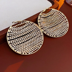Boucles d'oreilles rondes dorées avec pavé de zircons blancs étincelants