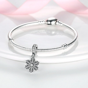 Pendentif flocon de neige en argent sur bracelet maille serpent avec ruban rose soyeux