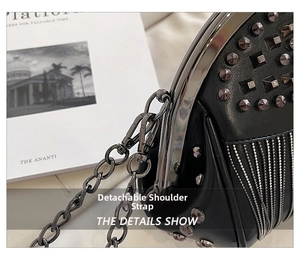 Detail der Abendtasche mit Nieten, abnehmbarem Kettenriemen und silbernen Metallteilen