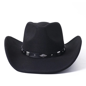 Gros plan détaillé d'un chapeau de cowboy en feutre de laine noir avec bandeau clouté