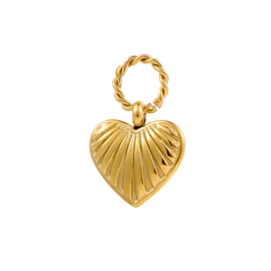 Vue détaillée du pendentif cœur doré avec texture rayonnante et boucle de corde torsadée