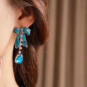 Orecchini vintage a fiocco in smalto blu e pendenti a goccia di cristallo per donna