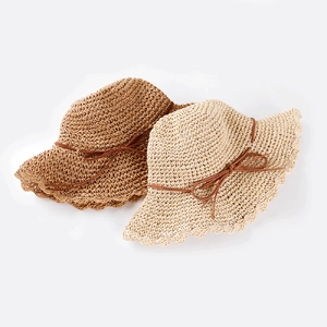 Chapeaux de paille faits main avec bords festonnés et rubans pour vacances de plage